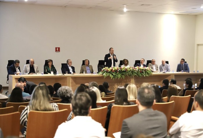 Eleuses Paiva discursa no encontro realizado no centro de convenções da Famerp nesta terça-feira