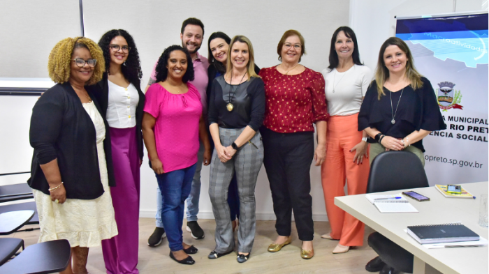 Secretária Helena Marangoni, ao centro, recebe representantes de Serrana-SP