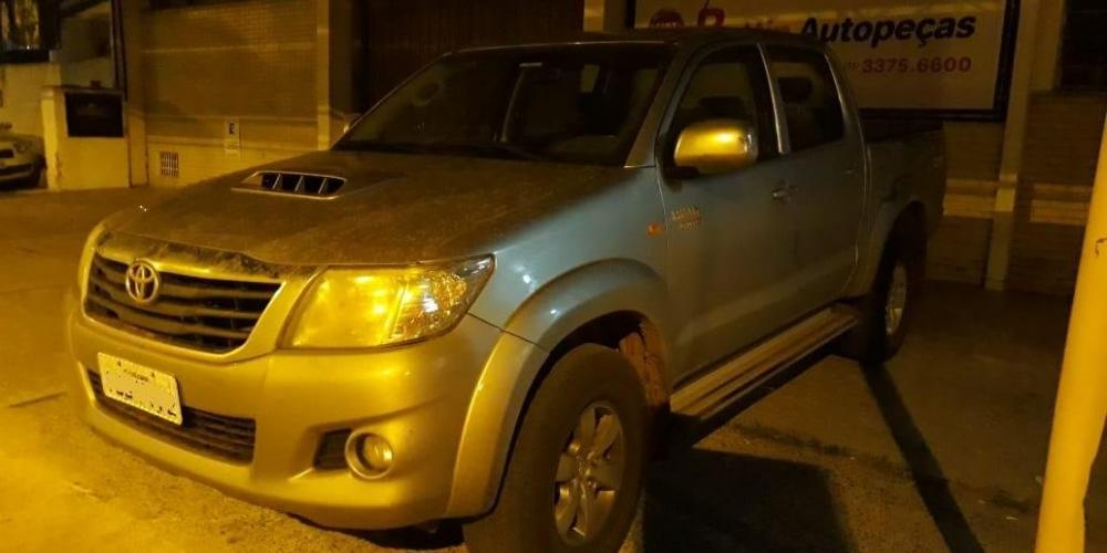 Toyota Hilux, levada no bairro Bela Vista, foi apreendida com o criminoso | Foto: Brigada Militar / CP