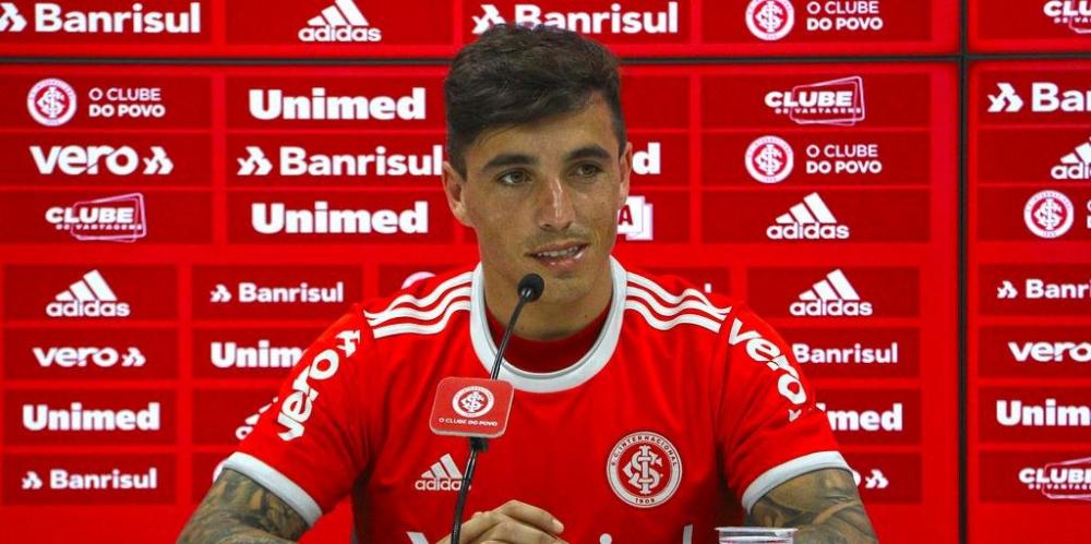 Saravia afirmou ser um jogador ofensivo e que gosta do esquema utilizado por Eduardo 