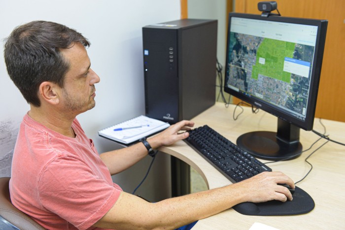 Geógrafo Daniel Bartkus participa de capacitação que o preparará para utilização de atualização do GeoPalmas - Fotógrafo:Júnior Suzuki / Ascom FCP