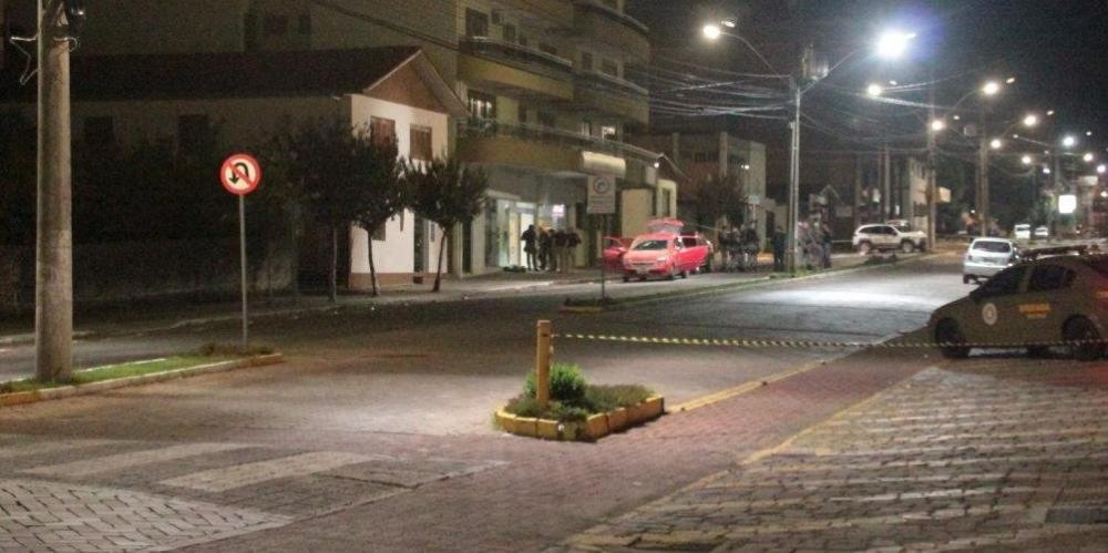 Área foi isolada após tiroteio entre assaltantes e policiais militares | Foto: Rádio Club 89.1 / Divulgação / CP