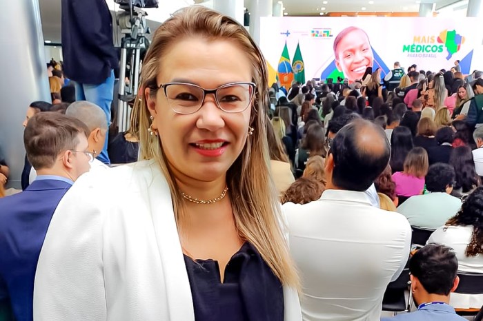 A secretária executiva, Anna Crystinna, explica que em Palmas existem atualmente 16 equipes de Estratégia de Saúde da Família compostas por médicos do programa - Fotógrafo:Divulgação Semus