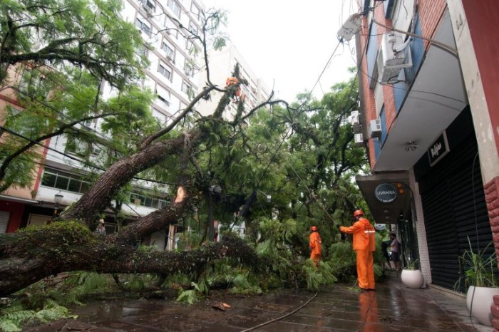 Passagem de ciclone extratropical provocou destruição pelo País - (Foto: Guga Marques/Grupo CEEE)