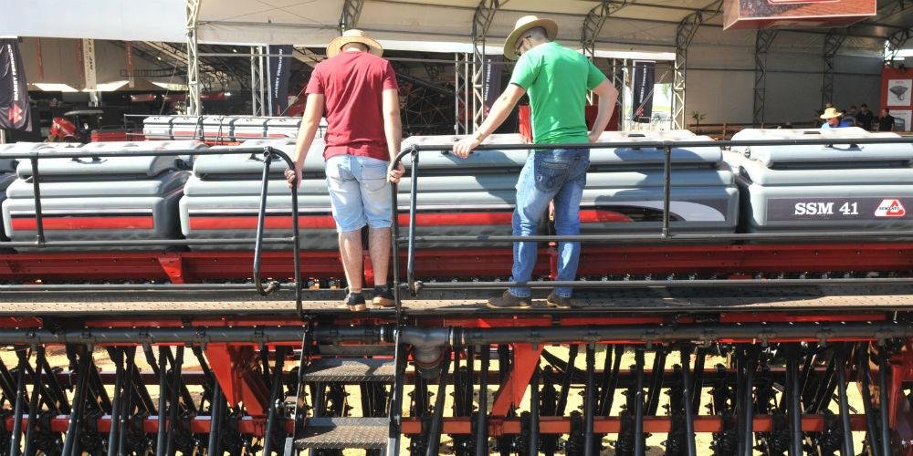 Produtores percorrem a feira atentos aos lançamentos mais recentes de máquinas e novas tecnologias | Foto: Mauro Schaefer