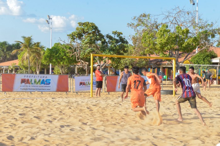 Na Praia das Arnos, o futebol de areia reuniu colegas de trabalho para uma partida no fim de tarde de domingo - Fotógrafo:Lia Mara/Secom Palmas