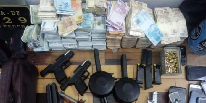 Dinheiro, armamento e celulares foram encontrados em apartamento na cidade de Novo Hamburgo | Foto: Brigada Militar / Divulgação / CP