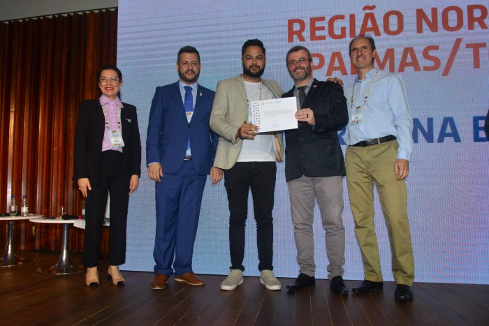 Gerente da Cemurf, Hugo Botelho, recebe premiação por melhor experiência exitosa de imunização do Tocantins - Fotógrafo:Conasems/Divulgação