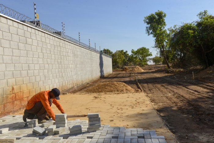 Início de construção de calçada com piso intertravado de rua de pedestre, com acesso à Alameda 07 - Fotógrafo:Regiane Rocha/Secom Palmas