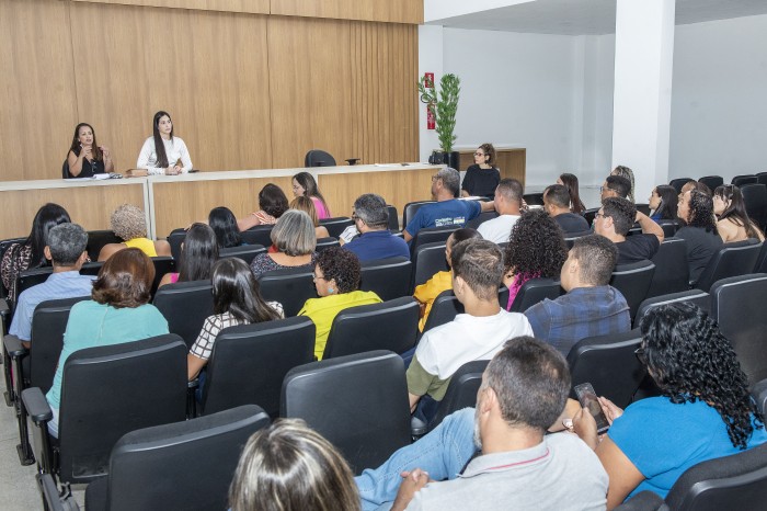 Técnico da Sedes (CadÚnico) com representantes do MDS, durante a pesquisa que criará documento orientador - Fotógrafo:Lia Mara/Secom Palmas