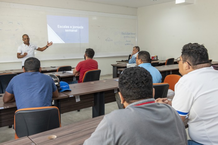 Diretor de Planejamento Operacional e Logística da ATCP, Alvacy da Silva Pires, explica metodologia das escalas de trabalho - Fotógrafo:Lia Mara/Secom Palmas