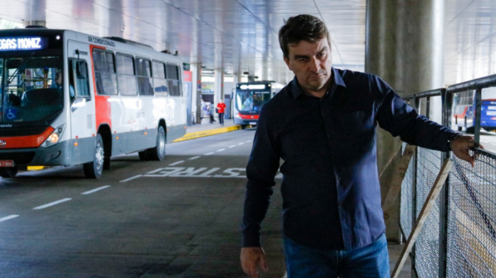 As grades de proteção estão sendo instaladas nas plataformas C e D do Terminal Urbano
