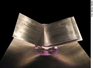 Dez grandes páginas de aço, além de várias outras a serem ainda preenchidas, formam o Livro - (Foto: Geraldo Magela/Agência Senado)