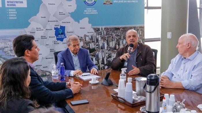 Acordo foi assinado pelo prefeito Edinho Araújo e pelo presidente da Câmara, Paulo Pauléra