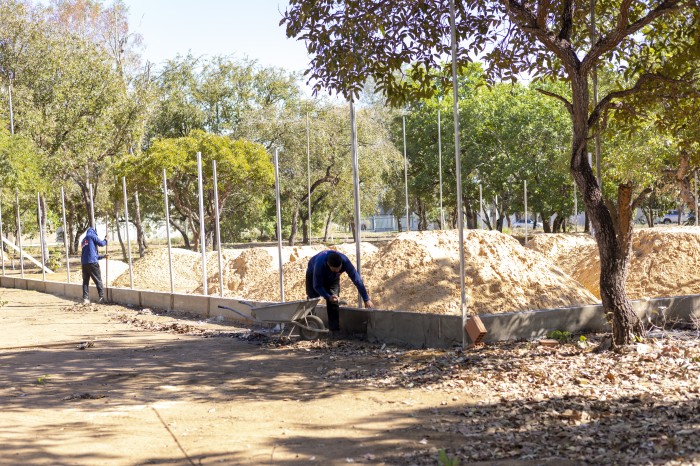 Funcionários realizam reboco de mureta que delimita quadra de vôlei de areia na praça em construção na Arso 22 (205 Sul) - Fotógrafo:Regiane Rocha/Secom Palmas
