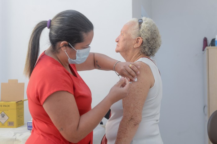 A população deve verificar seus cartões de vacinação para identificar a vacina apropriada conforme a faixa etária correspondente e mantenha-os atualizados - Fotógrafo:Raiza Milhomem / Semus Palmas