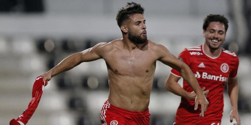 Personagem do jogo, Yuri Alberto saiu do banco, fez o gol da vitória e foi expulso | Foto: Cesar Olmedo / AFP