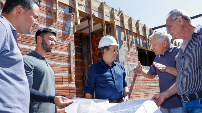 Prefeito Edinho Araújo durante visita à obra do alojamento no Recinto de Exposições