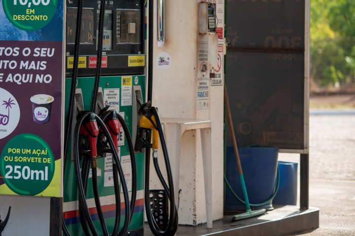 Fiscais do Procon Municipal verificaram os preços da Gasolina Comum, Aditivada, Álcool, Diesel S-10 e S-500 - Fotógrafo:Regiane Rocha/Secom Palmas