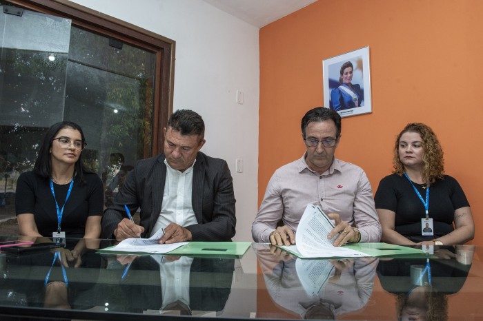Presidente da FJP e o gerente de desenvolvimento Social do Sesc Tocantins oficializam parceria para execução do Vem Enem 2023 - Fotógrafo:Lia Mara/Secom Palmas