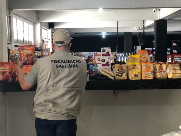 Fiscais encontraram produtos como pré-misturas de bolos, pizzas, salgadinhos, bolachas, pães, cereais e cafés fora do prazo de validade - Fotógrafo:Divulgação Semus