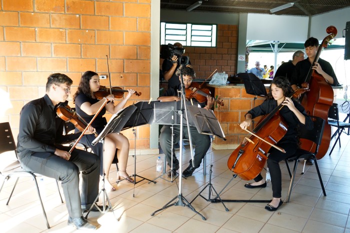 Quinteto de Cordas da Orquestra do Projeto Guri formado pelos alunos Matheus Santos, Letícia da Silva, José Felix, Amanda Cristina e Abner Silvério