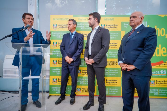 Ao lado de representantes da Assembleia, da Câmara e do Senado, Eduardo Leite disse que regulamentação da Lei Kandir não resolverá problemas do Estado | Foto: Joel Vargas/Agência ALRS