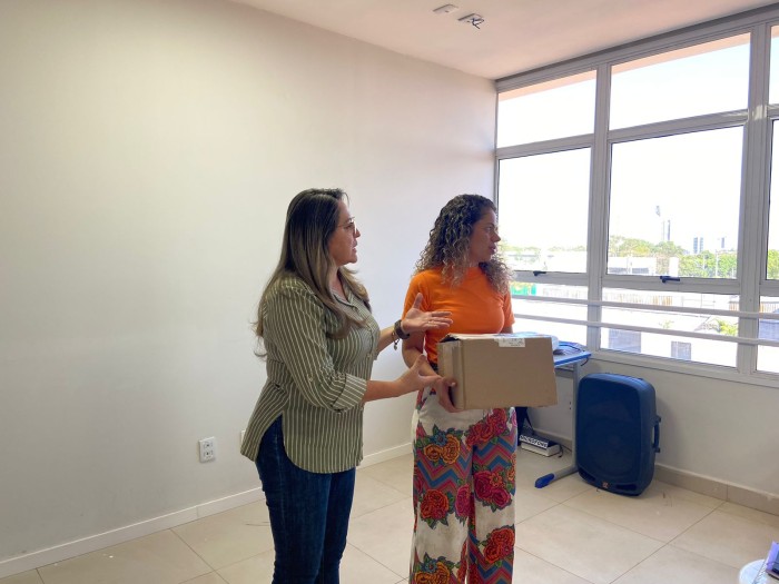 Secretária da Educação, professora Fátima Sena, faz entrega aos diretores do material didático do Projeto A Árvore - Fotógrafo:Divulgação