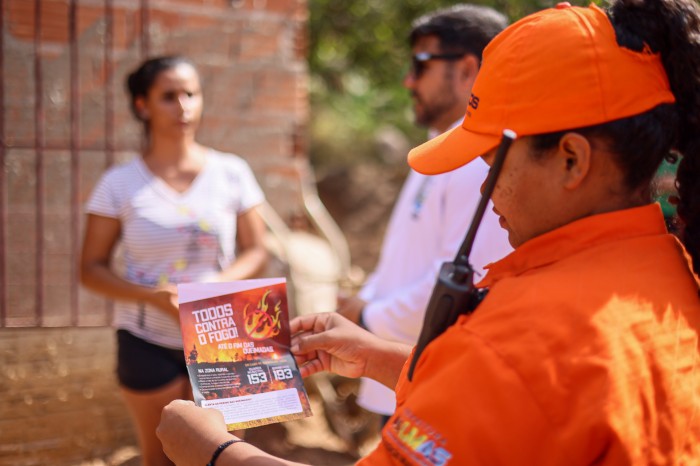Valdirene recebe informações sobre técnicas de prevenção às queimadas - Fotógrafo:Juliana Carneiro/Secom Palmas