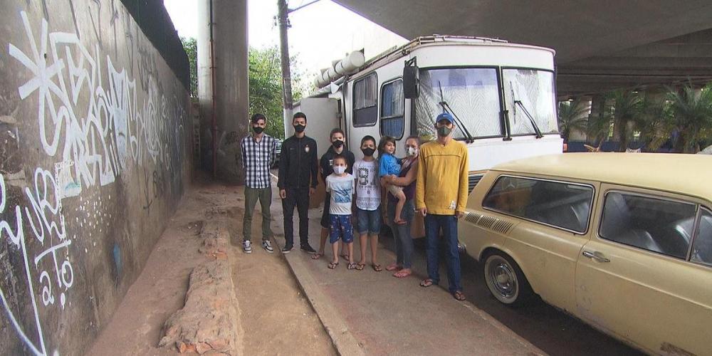 Família de Gilmar Braz mora em ônibus adaptado | Foto: Record TV / Divulgação / CP