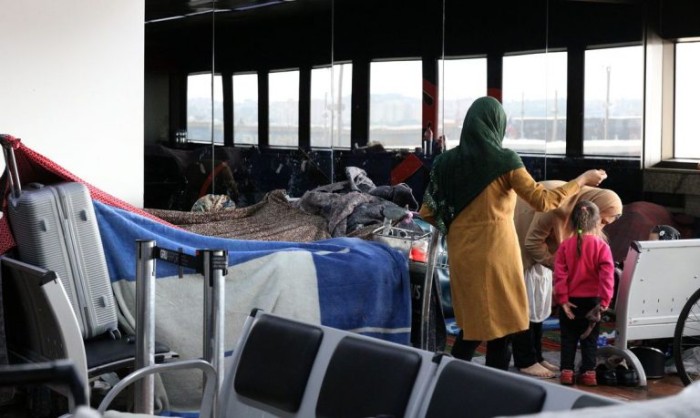 Imigrantes afegãos acampam em sala de embarque em Guarulhos - (Foto: Rovena Rosa / Agência Brasil)