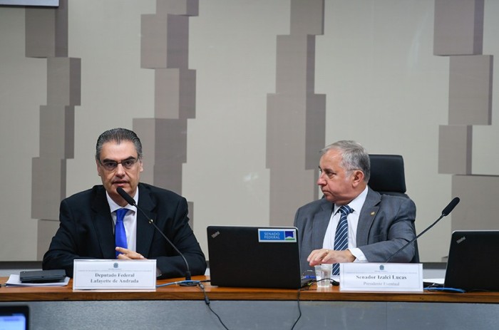 Relator na CTFC, Izalci Lucas (D) ouve o deputado Lafayette de Andrada, que relatou o texto na Câmara - Foto: Edilson Rodrigues/Agência Senado