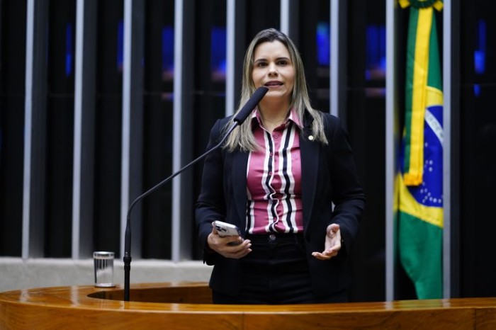 A relatora, deputada Clarissa Tércio, recomendou a aprovação da proposta - (Foto: Pablo Valadares/Câmara dos Deputados)