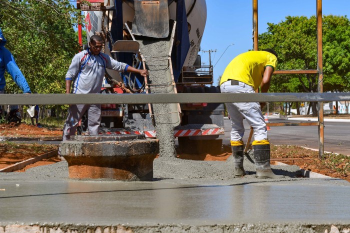 Registro do início da concretagem de calçadas e rampas de acessibilidade na Arse 22, lateral da NS-4 - Fotógrafo:Luciana Pires/Secom Palmas