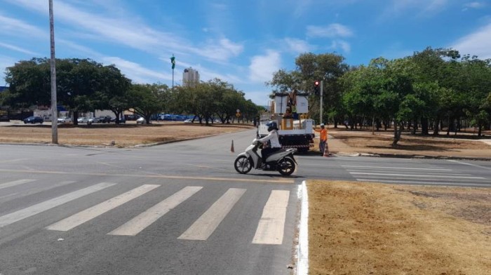 Conjunto semafórico recebe manutenção após sofrer deslocamento causado por ventos fortes na Capital nesta terça,15 - Fotógrafo:Divulgação