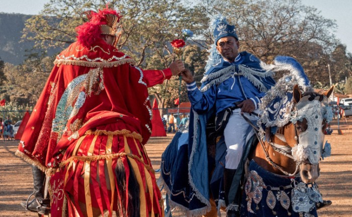 Cavaleiros trocam rosas em campo - Foto: Kadu Souza/Governo do Tocantins