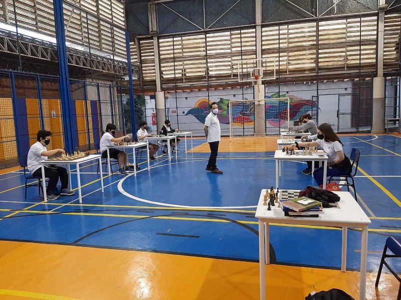 Estudantes participam de aula de xadrez: jogo desenvolve foco e concentração - (Foto: Divulgação)