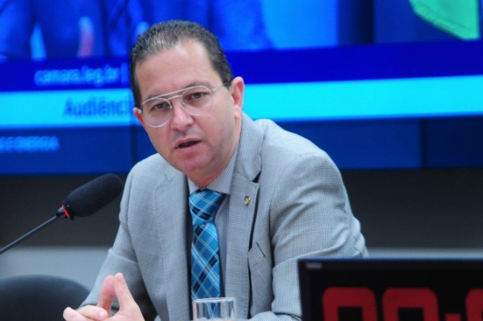 O relator, deputado Alex Santana, apresentou parecer favorável à proposta - (Foto: Billy Boss/Câmara dos Deputados)