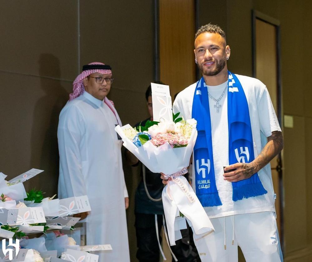 Neymar chegou ao Aeroporto Internacional Rei Khalid usando o cachecol do Al-Hilal, clube que deve defender até 2025 Reprodução/Instagram @alhilal