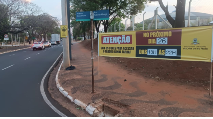 Avenida foi sinalizada com faixas que alertam sobre a interdição