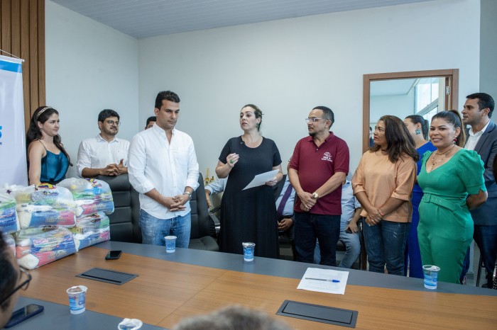 Prefeita Cinthia Ribeiro recebe alimentos arrecadados durante a 6ª edição do Futebol Solidário - Fotógrafo:Lia Mara/Secom Palmas