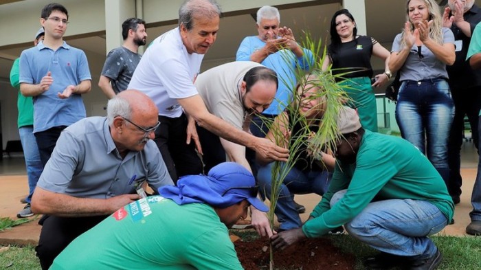 Prefeito Edinho Araújo participa de plantio no campus do IFSP em Rio Preto