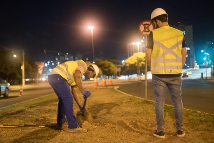 Operários trabalham nas fundações dos relógios de rua | Foto: Luciano Lanes/PMPA