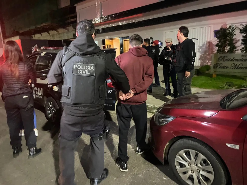 Mais de 40 pessoas foram presas durante operação da polícia no RS e em SC — Foto: Eduardo Paganella/RBS TV