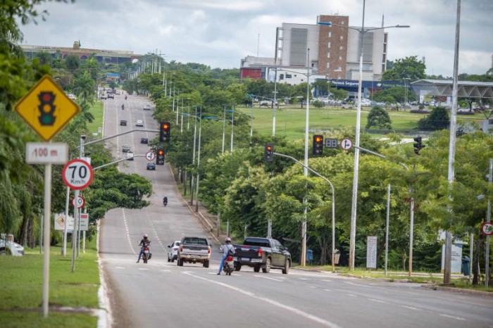 Avenida Teotônio Segurado receberá dez semáforos inteligentes - Fotógrafo:Luciana Pires