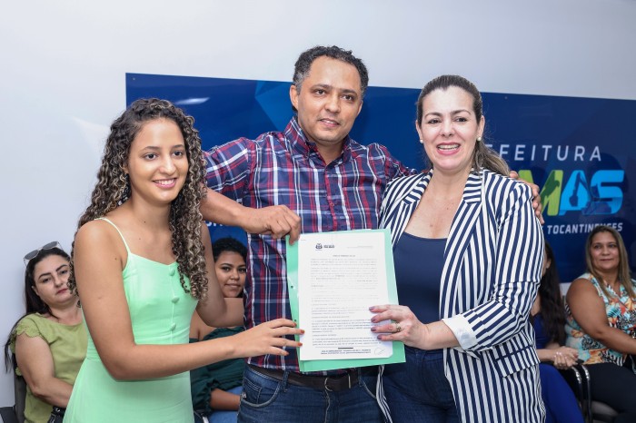 Prefeita Cinthia Ribeiro entrega termo de permissão de uso de quiosques em Palmas ao novo empresário Roner Reis da Silva e sua filha Mariana - Fotógrafo:Lia Mara/Secom Palmas
