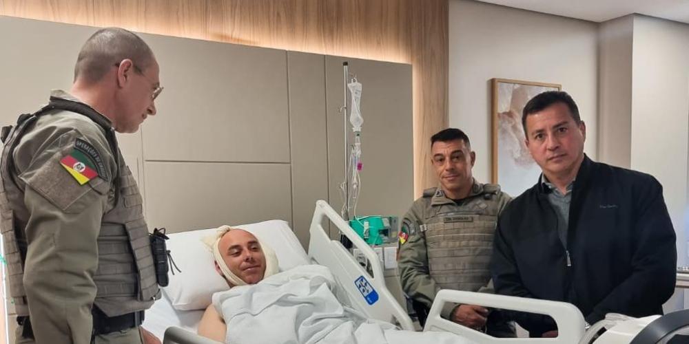 O secretário de Segurança Pública do Rio Grande do Sul, Sandro Caron de Moraes e o Comando da Brigada Militar realizaram uma visita ao sargento no hospital de Lajeado. | Foto: Brigada Militar / Divulgação / CP