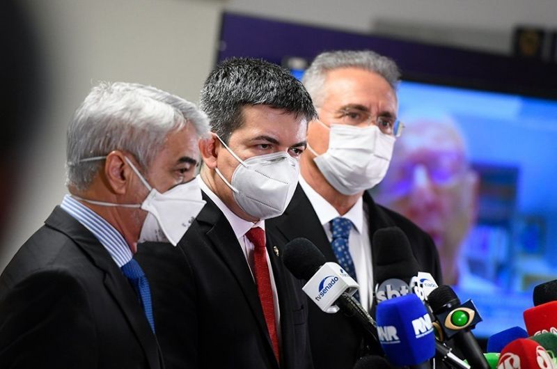 Randolfe falou em entrevista coletiva ao lado do relator da CPI da Covid, Renan Calheiros - (Foto: Agência Senado)