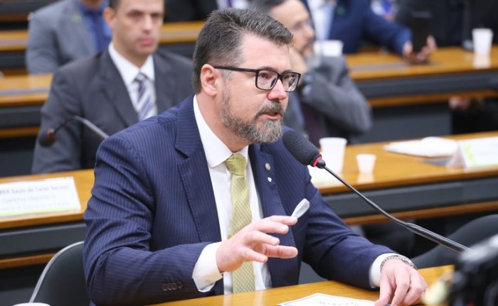 Marcos Pollon apresentou emenda autorizando estatuto em formato digital - (Foto: Vinicius Loures/Câmara dos Deputados)