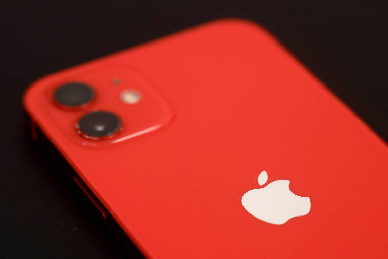 iPhone 12 foi lançado em outubro de 2020, com sistema operacional de três gerações atrás. Aparelho estava em exposição em vitrine em Nantes, França - Stephane Mahe/Reuters